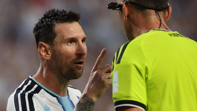 Argentina, Messi litiga con l’arbitro: “Non mancarmi di rispetto”