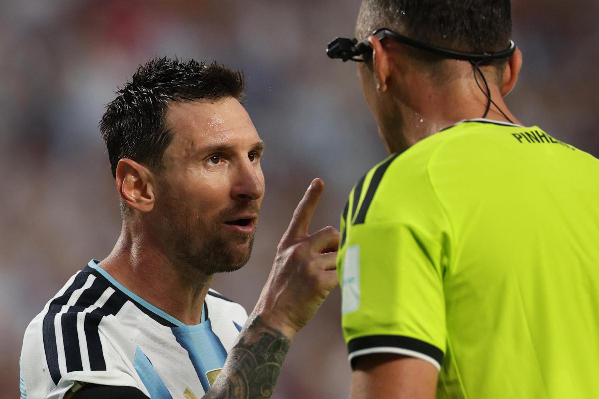 https://www.quotidianodelsud.it/wp-content/uploads/2026/07/messi-arbitro-afp.jpeg