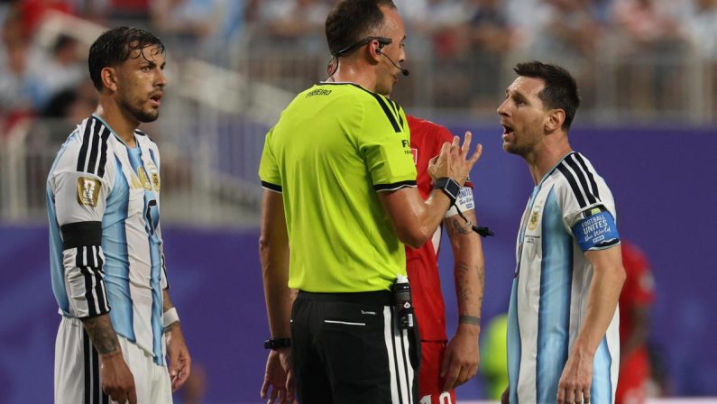 Argentina-Svizzera, rigore non dato e rosso a Embolo: proteste ai Mondiali