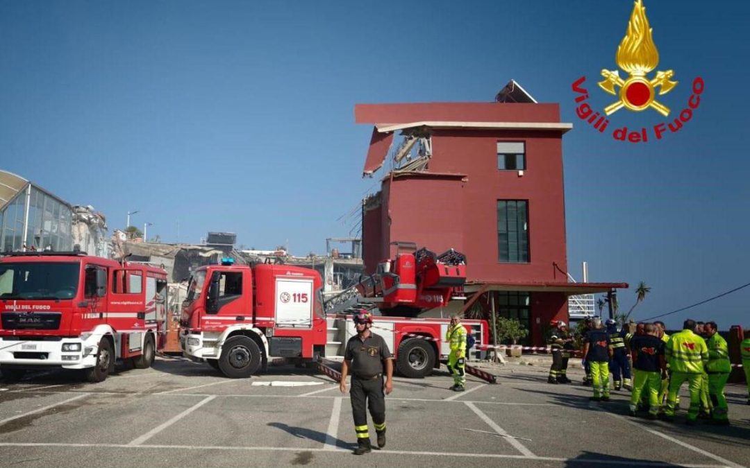 Messina, crolla edificio: cinque feriti gravi, vigili del fuoco cercano dispersi tra le macerie