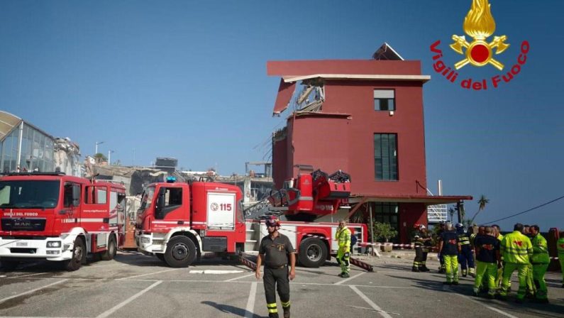 Messina, crolla edificio: cinque feriti gravi, vigili del fuoco cercano dispersi tra le macerie