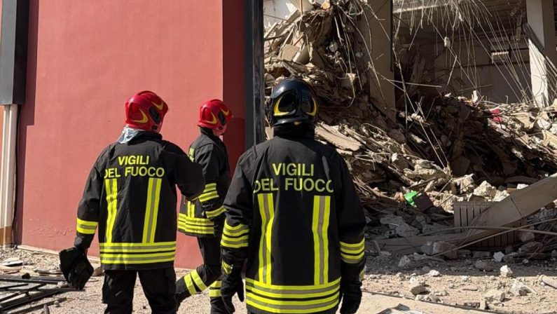Crollo palazzina Messina, 6 dispersi: ricerche rese difficili da incendio che cova sotto le macerie