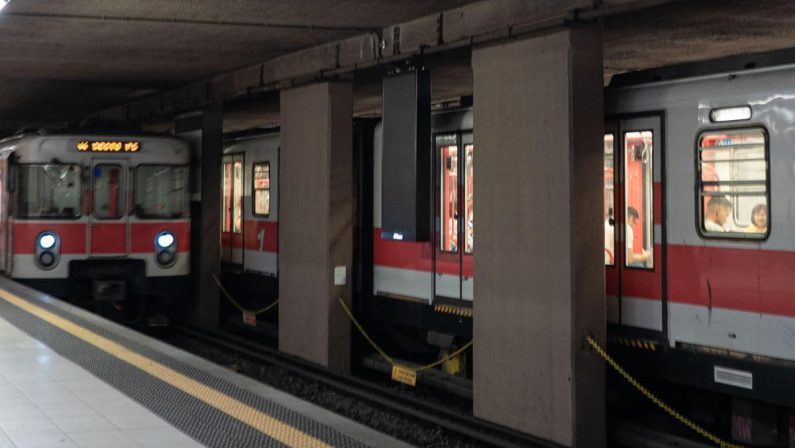 Ragazza sfregiata con il coltello in metro a Milano, Saidi resta in carcere