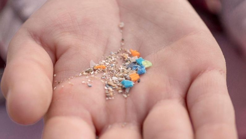 Salute, studio italiano: “Infarti più gravi con microplastiche, fumo e inquinamento”