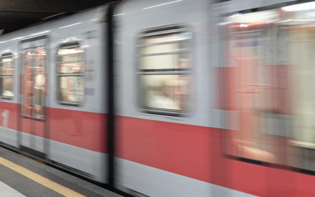 Ragazza sfregiata in metro a Milano, pm chiede carcere per 27enne