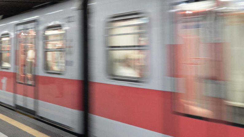 Ragazza sfregiata in metro a Milano, pm chiede carcere per 27enne