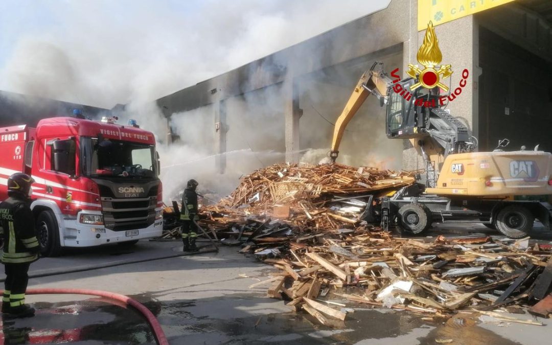 Ancora un rogo a Milano, scoppia incendio nella Polirecuperi srl