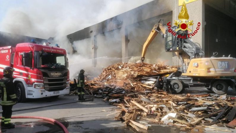 Ancora un rogo a Milano, scoppia incendio nella Polirecuperi srl