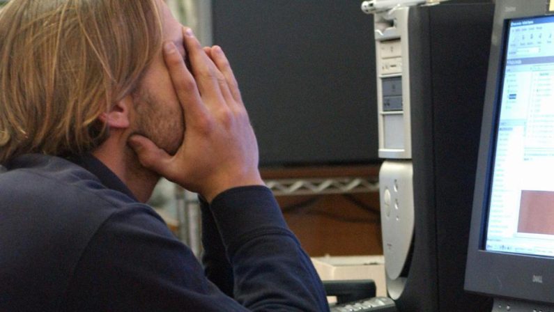 Intelligenza artificiale, il ‘nuovo’ stress dei lavoratori: “Addestriamo chi ci sostituirà”