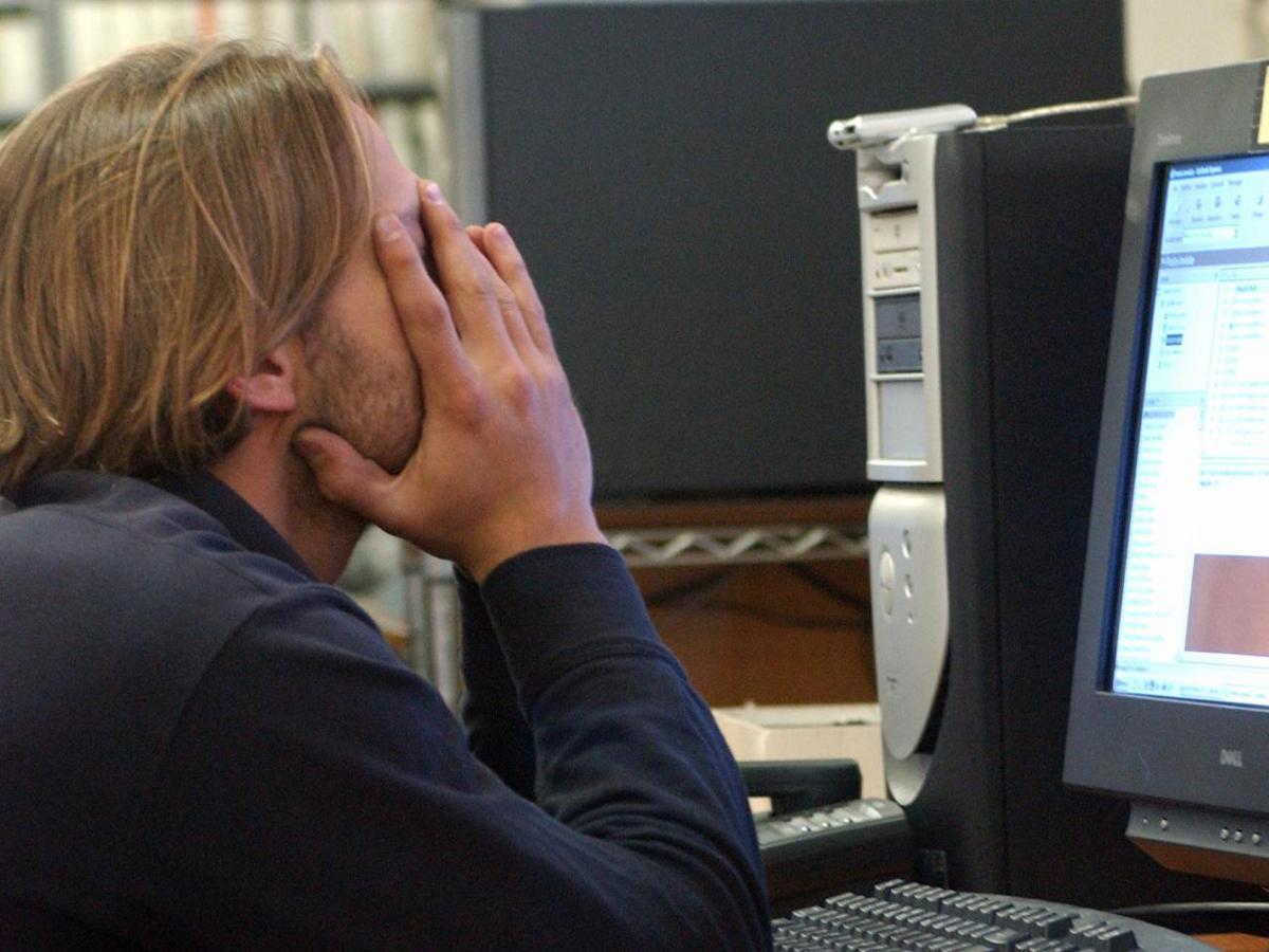 https://www.quotidianodelsud.it/wp-content/uploads/2026/07/mobbing-impiegato-sotto-pressione-psicologica-e-emarginato-nell-ambiente-lavorativo-depressione.jpeg