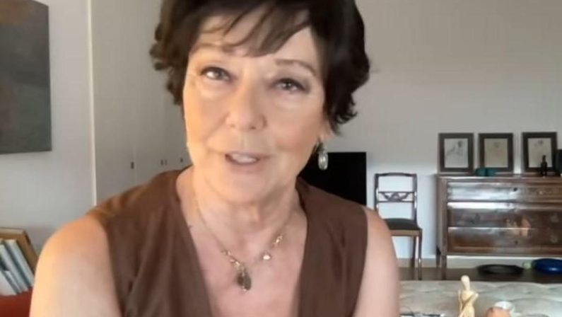 Monica Guerritore, la confessione: “Ho finito oggi la chemio, l’amore è tutto in questi momenti”