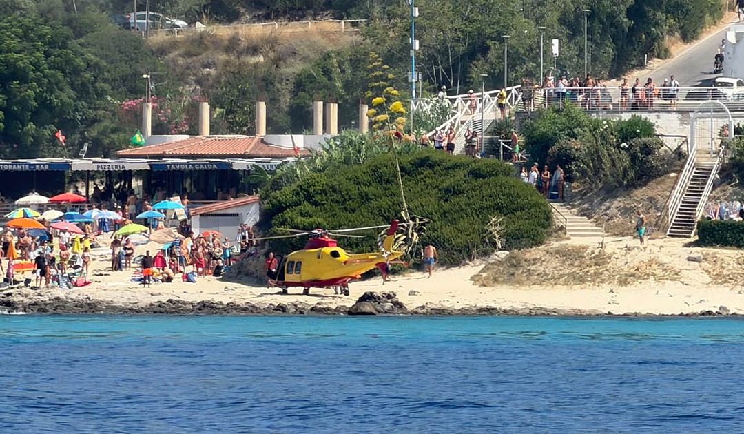 L'intervento dell'elisoccorso in spiaggia