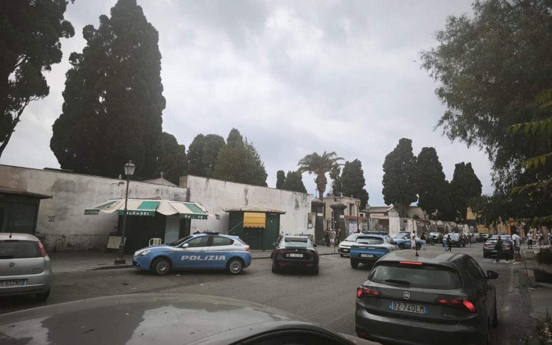 Napoli, spara e ferisce l’ex moglie al cimitero: 71enne arrestato