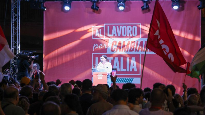Centrosinistra, leader a Napoli lanciano volata ‘anti Meloni’. Contestatori interrompono comizio