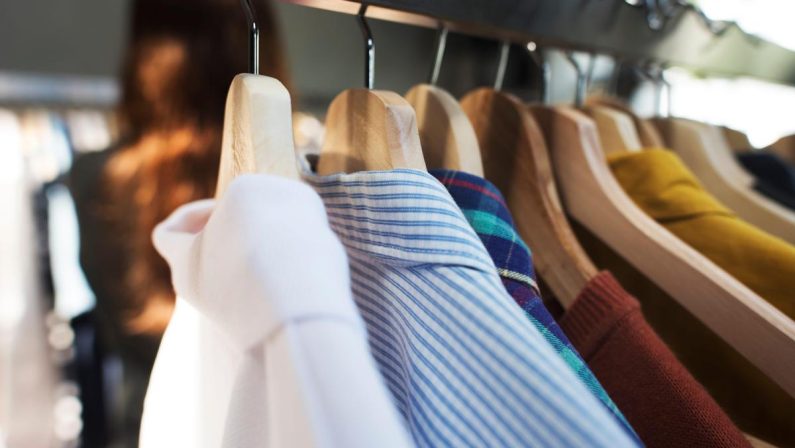 Vestiti, scarpe e accessori: per le grandi imprese scatta divieto distruzione invenduti