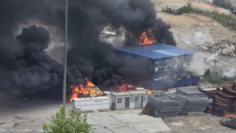 No Tav, assalto al cantiere in Val di Susa: bruciate 2 camionette dei carabinieri. Chiusa autostrada A32