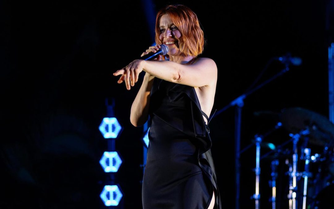 Noemi, paura durante concerto: cade dal palco e finisce in ospedale