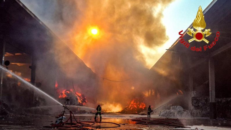 Incendio all’isola ecologica di Novate Milanese, un ferito