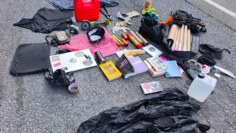 Andavano al Festival dell’Alta Felicità con fumogeni, petardi, caschi e benzina: tre francesi allontanati dall’Italia