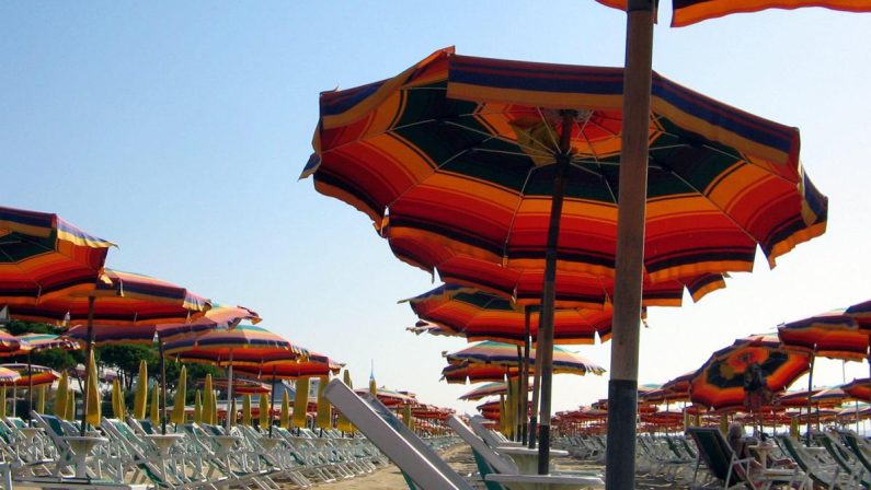 Borsa frigo in spiaggia? Il divieto di introdurre cibo è illegittimo