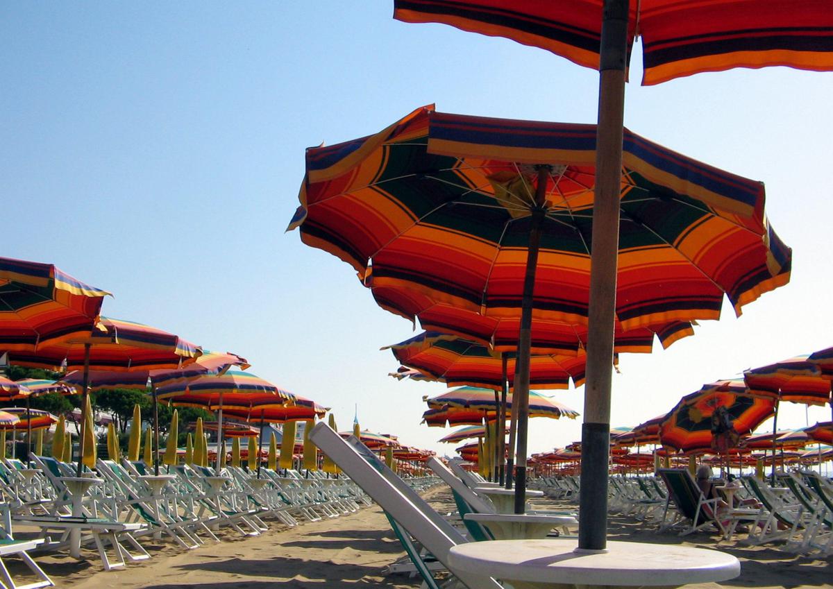 https://www.quotidianodelsud.it/wp-content/uploads/2026/07/ombrelloni-spiaggia-a-jesolo.jpeg