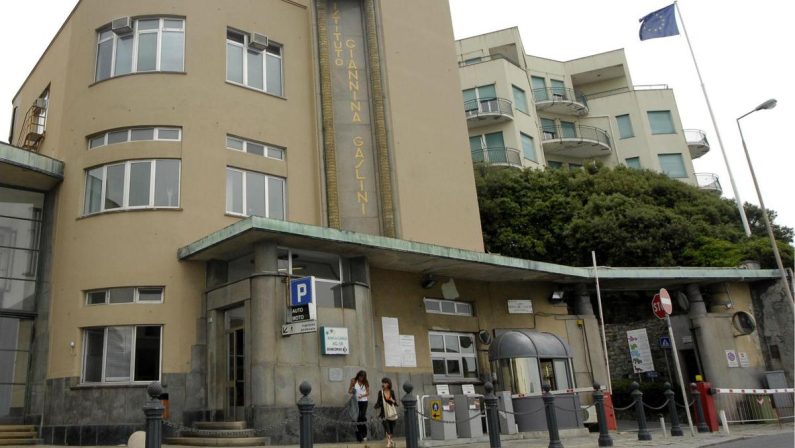Ragazzina risucchiata dal bocchettone di una piscina, è grave