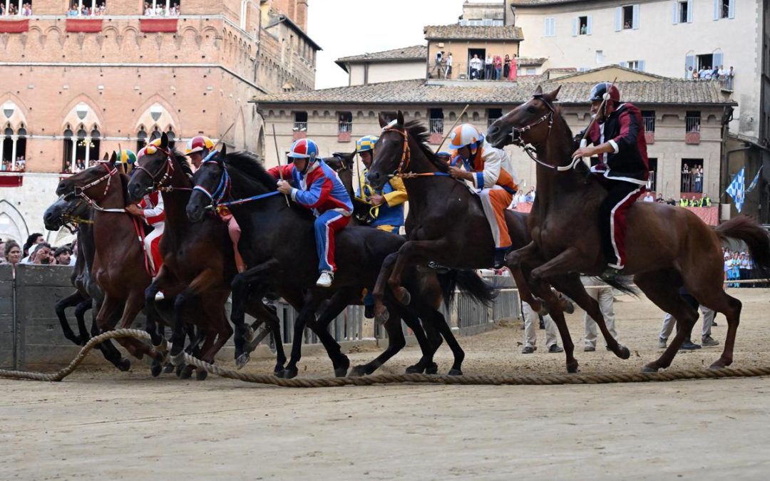 Palio di Siena, oggi la corsa dopo il rinvio: tutte le tappe della giornata, dalla pista alla ‘conchiglia’