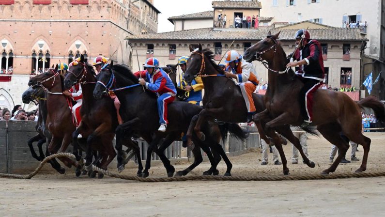Palio di Siena, oggi la corsa dopo il rinvio: tutte le tappe della giornata, dalla pista alla ‘conchiglia’