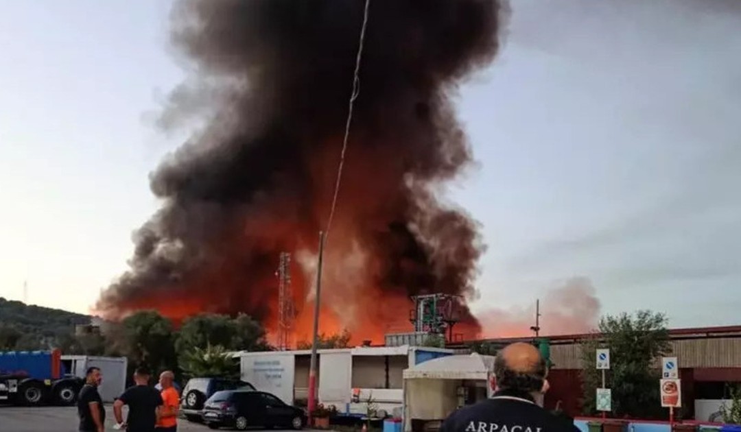 Palmi, incendio all’impianto di stoccaggio di rifiuti a Palmi