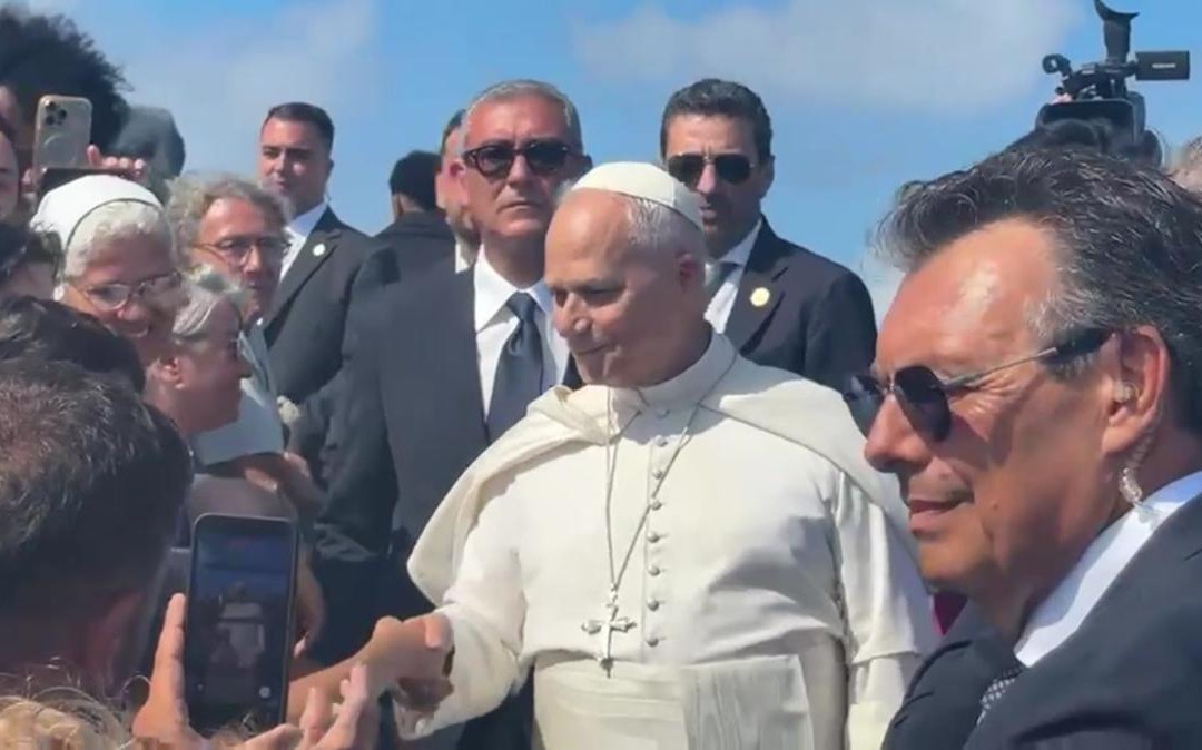 Papa, il grazie dei migranti a Lampedusa e il bagno di folla prima della messa