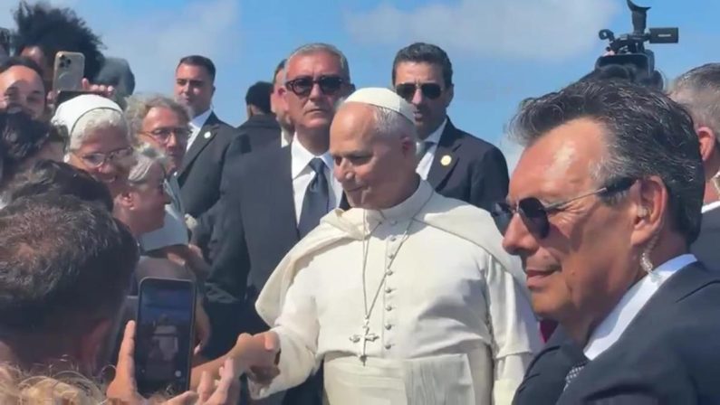 Papa, il grazie dei migranti a Lampedusa e il bagno di folla prima della messa