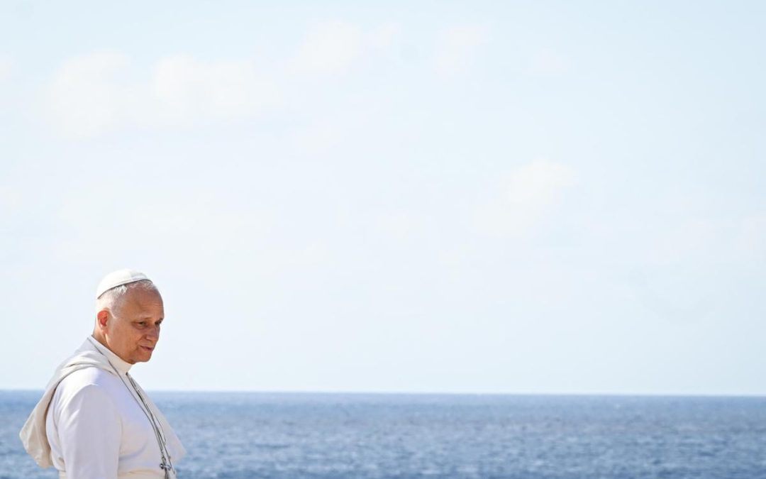 Papa Leone XIV varca la Porta d’Europa a Lampedusa: “Più delle parole contano i gesti, mondo sia più umano”