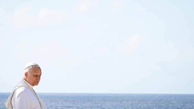Papa Leone XIV varca la Porta d’Europa a Lampedusa: “Più delle parole contano i gesti, mondo sia più umano”