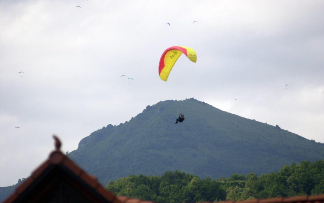 Tarzo, pilota di parapendio si schianta al suolo: morto 53enne