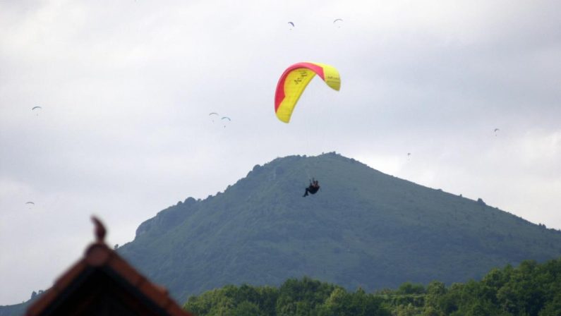 Tarzo, pilota di parapendio si schianta al suolo: morto 53enne