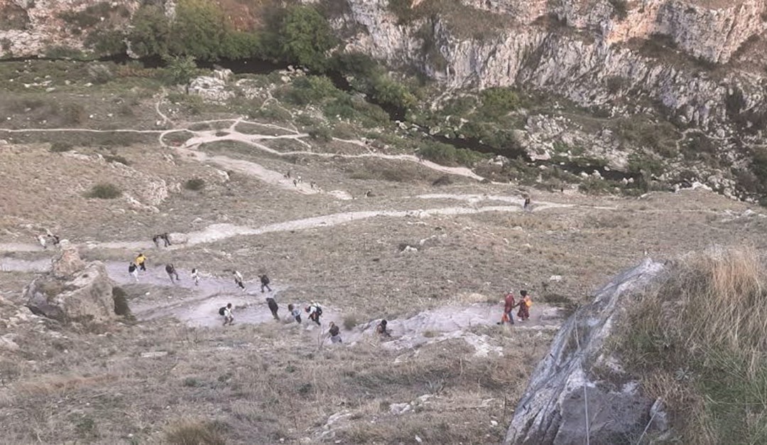 Il percorso nel parco Murgia fino al ponte sulla Gravina