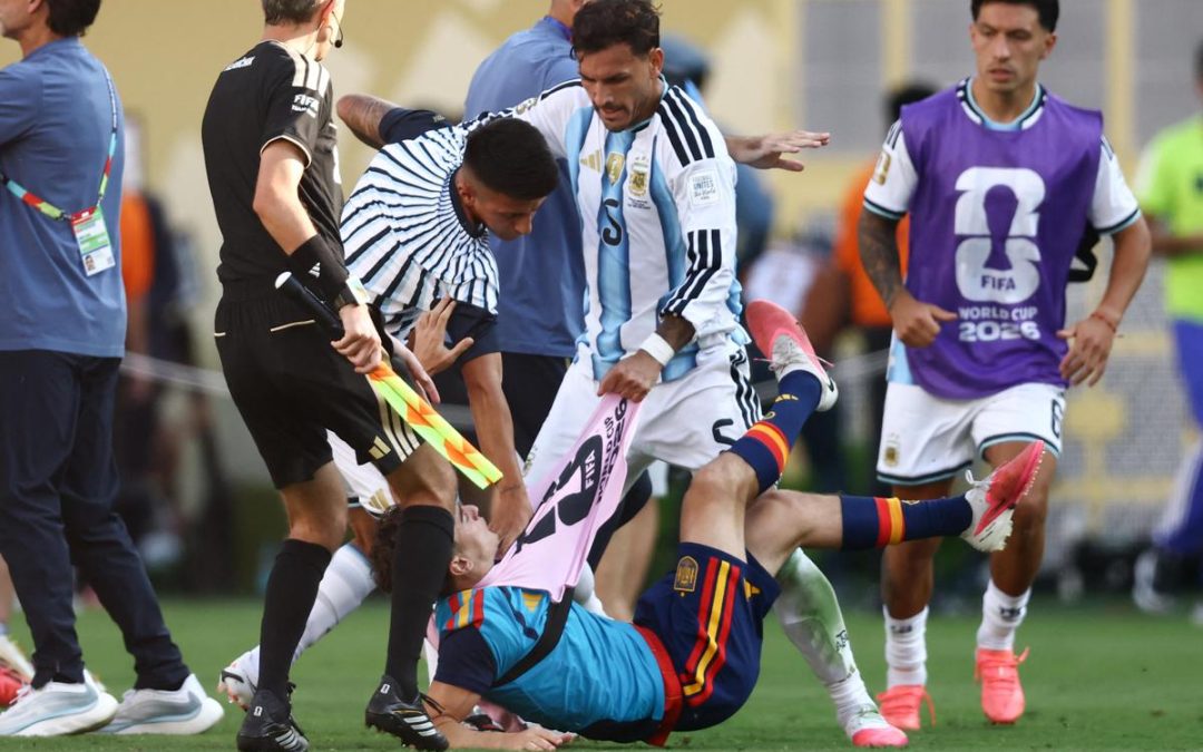 Mondiali, follia Paredes dopo finale: rissa ed espulsione. E Otamendi litiga con Rodri