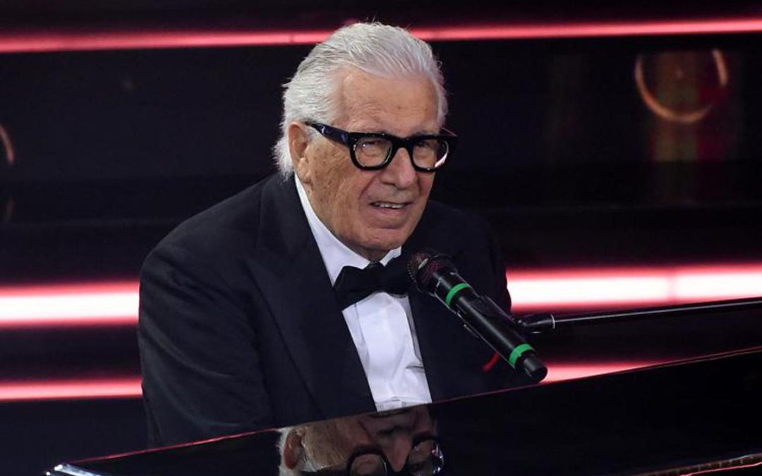 Peppino di Capri, il lungo applauso all’inizio dei funerali: tra i presenti anche De Laurentiis