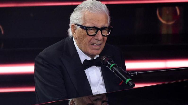 Peppino di Capri, il lungo applauso all’inizio dei funerali: tra i presenti anche De Laurentiis