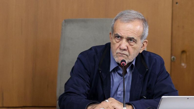 Iran, è scontro ai vertici del potere: i falchi accusano Pezeshkian e i negoziatori di ‘colpo di Stato’
