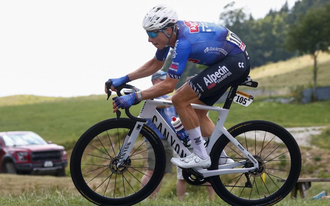 Tour de France, Philipsen vince la 17/a tappa a Pogacar sempre in maglia gialla