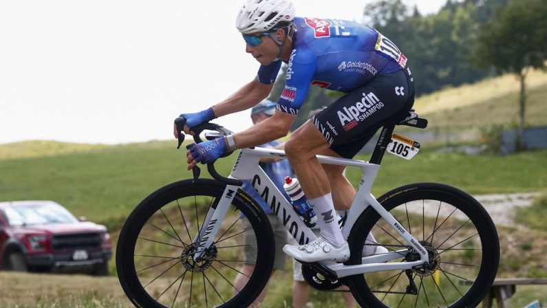 Tour de France, Philipsen vince la 17/a tappa a Pogacar sempre in maglia gialla