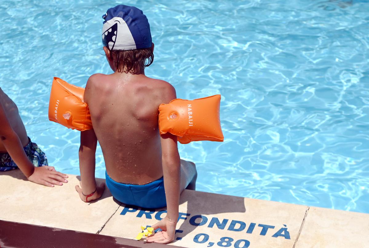 Piscina con pompa di circolazione, area vasca, situazione di emergenza medica, immagine di approfondimento