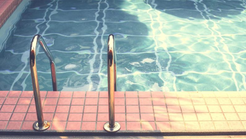 Piscina per islamiche a Roma, è scontro. FdI: “Si avalla segregazione”, Pd: “Decisione giusta”