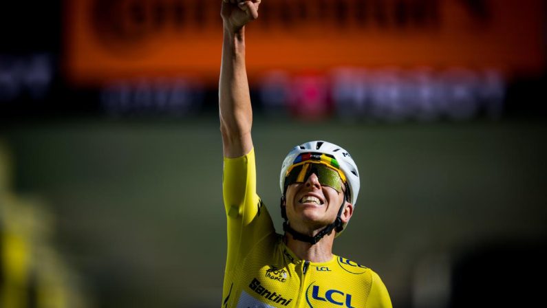 Tour de France, quinto trionfo di Pogacar. Ultima tappa a Van der Poel