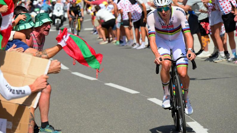 Tour de France, Pogacar domina la sesta tappa e riconquista la maglia gialla