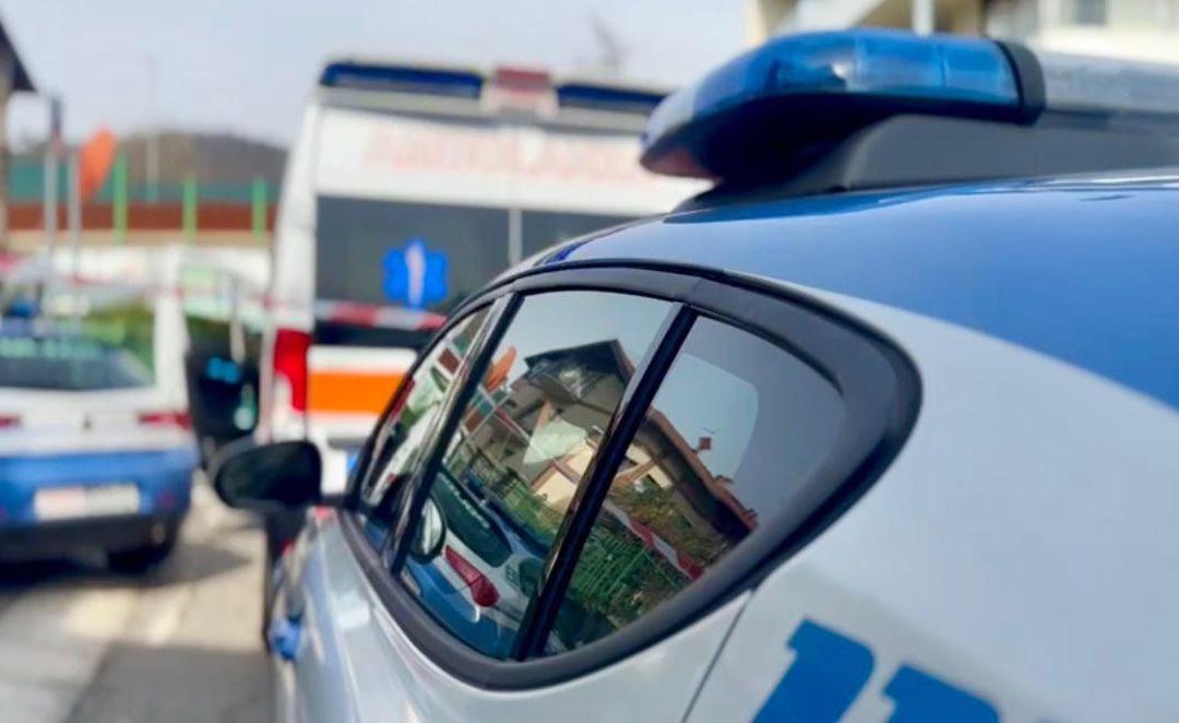 Tenta di strangolare la compagna, vittima è in diretta social: salvata dalle amiche