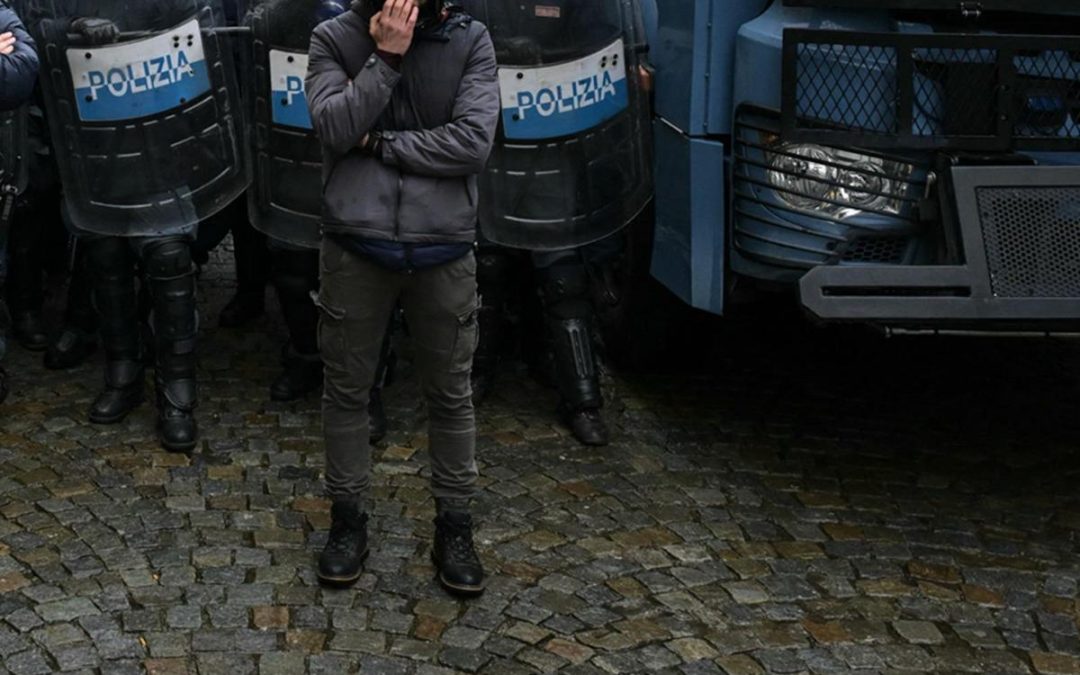 Tifoso ferito in scontri derby Torino, Procura: “Chiesti domiciliari per agente, lacrimogeno lanciato in modo non conforme”