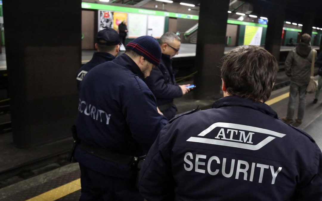 “Cosa guardi? Sono uomo e musulmano”, sfregia una ragazza in metro a Milano