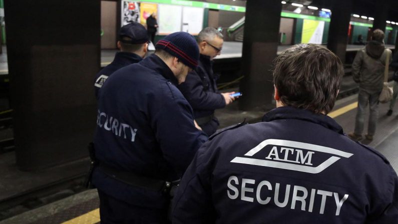 “Cosa guardi? Sono uomo e musulmano”, sfregia una ragazza in metro a Milano